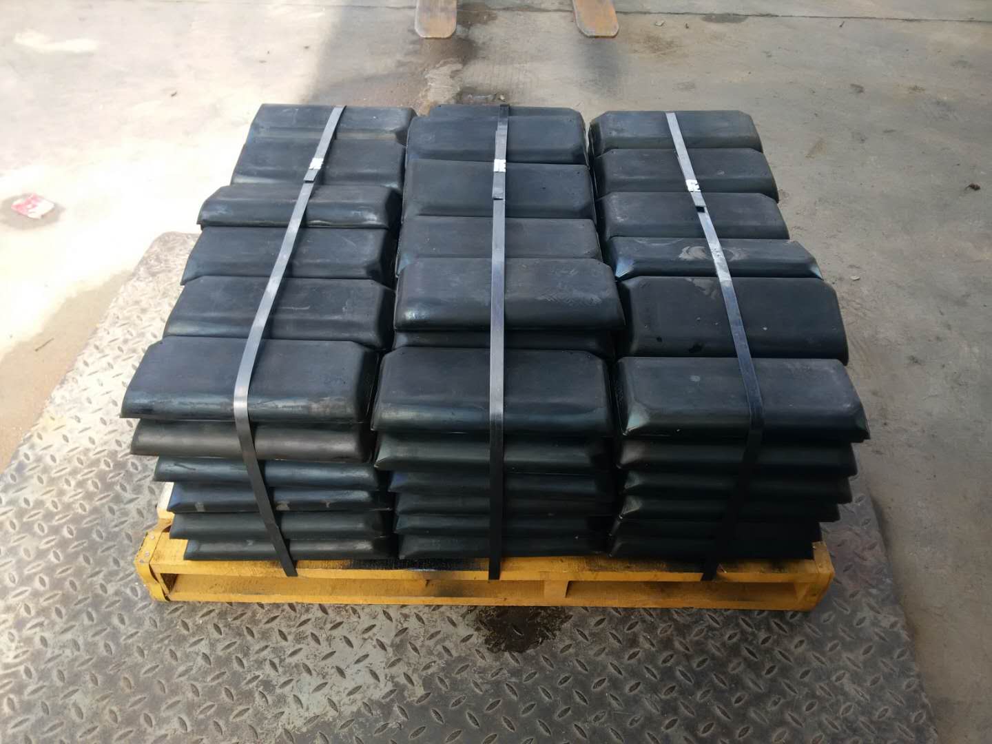 新筑MT7500摊铺机履带板胶块，320长胶块